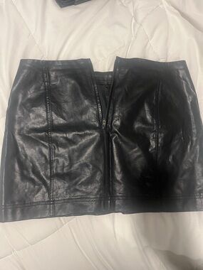 Perfect conditions-Black Faux Leather Mini Skirt - Sleek High-Waist Design